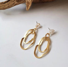 Load image into Gallery viewer, Vintage Gold Plated Irregular Oval Earrings