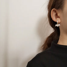 Load image into Gallery viewer, Creative Asymmetric Pearls Earrings