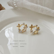Load image into Gallery viewer, Gold Plated Flower Stud Earrings