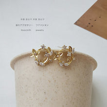Load image into Gallery viewer, Gold Plated Flower Stud Earrings