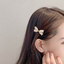 Load image into Gallery viewer, Pearl Decor Bow Shaped Hair Clip
