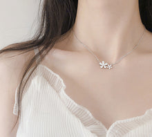 Load image into Gallery viewer, Five Valve Flower Chain Necklace

