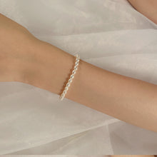 Load image into Gallery viewer, Classic Freshwater Cultured Bracelet with 18K Gold Plated Clasp
