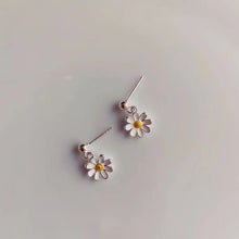 Load image into Gallery viewer, Daisy Flower Silver Earrings
