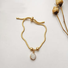 Load image into Gallery viewer, Vintage 14K Gold Plated Chain Bracelet With Shell
