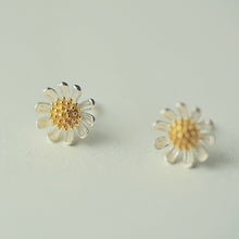 Load image into Gallery viewer, Silver Cute Daisy Stud Earrings
