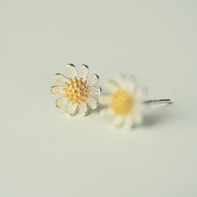 Load image into Gallery viewer, Silver Cute Daisy Stud Earrings
